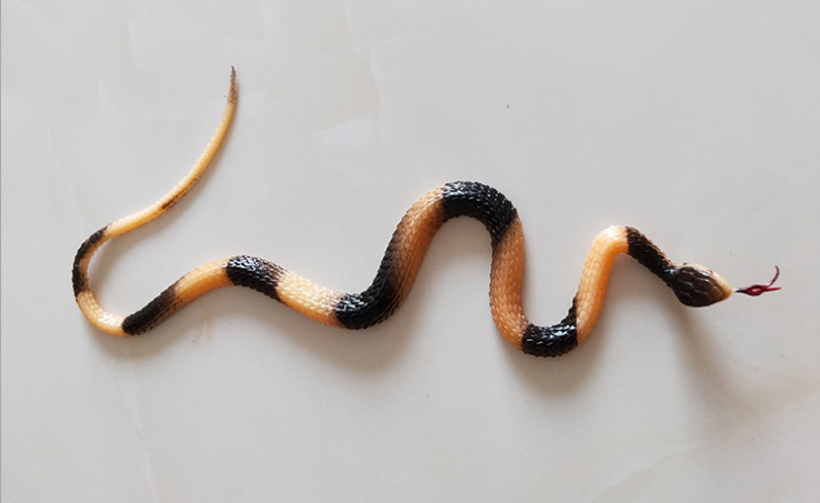 1 Pcs Halloween Jokes Interesting Prank Horror Fun Shocker Novelty Gadgets Funny Toys Animals Simulation Snake Toys