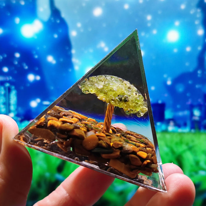 New Crystal Ball Crushed Stone Pyramid Home Crafts Resin Ornaments Desktop Ornaments - eZthings USA WE SORT ALL THE CRAZIEST GADGETS, GIZMOS, TOYS & TECHNOLOGY, SO YOU DON'T HAVE TO.