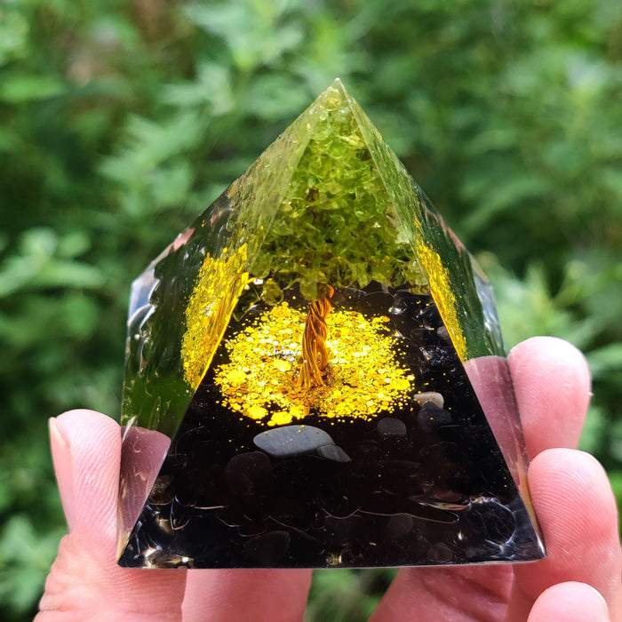 New Crystal Ball Crushed Stone Pyramid Home Crafts Resin Ornaments Desktop Ornaments - eZthings USA WE SORT ALL THE CRAZIEST GADGETS, GIZMOS, TOYS & TECHNOLOGY, SO YOU DON'T HAVE TO.