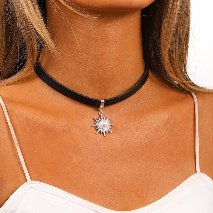 New Fashion, Light Luxury, Retro, High end, Small and Simple Short Style Full Diamond Sun Pearl Black Leather Rope Neckchain Item